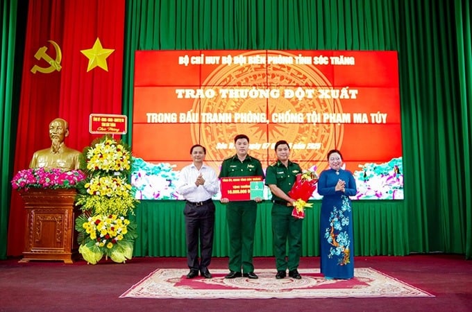 Bà Hồ Thị Cẩm Đào - Phó Bí thư Thường trực Tỉnh ủy, Chủ tịch HĐND tỉnh và ông Trần Văn Lâu - Phó Bí thư Tỉnh ủy, Chủ tịch UBND tỉnh trao thưởng cho tập thể Đồn Biên phòng Trung Bình (Ảnh: Văn Long)