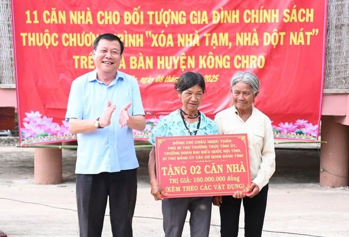 Ủy viên Ban Thường vụ Tỉnh ủy, Chủ nhiệm Ủy ban Kiểm tra Tỉnh ủy, Phó Bí thư Thường trực Đảng ủy các cơ quan Đảng tỉnh Thái Thanh Bình trao bảng tượng trưng hỗ trợ kinh phí xây dựng nhà cho các hộ dân (Ảnh: Đ.T)