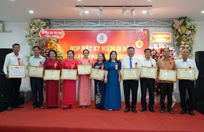 Phó Chủ tịch Thường trực Ủy ban MTTQVN tỉnh Võ Thị Ngọc Hân (thứ 5 từ phải qua) trao bằng khen của Chủ tịch UBND tỉnh cho các tập thể và cá nhân có nhiều đóng góp cho công tác Hội