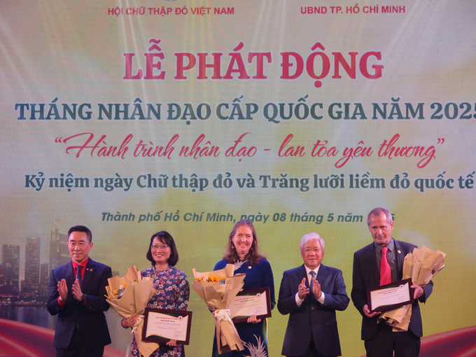 Chủ tịch MTTQ Việt Nam Đỗ Văn Chiến tặng bảng tri ân và hoa cho các đơn vị