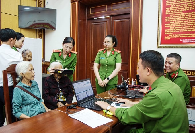 Cán bộ, chiến sĩ Công an và nhân viên Công ty GeneStory tiến hành thu nhận mẫu ADN mẹ liệt sĩ (Ảnh: Công an tỉnh Đắk Lắk)