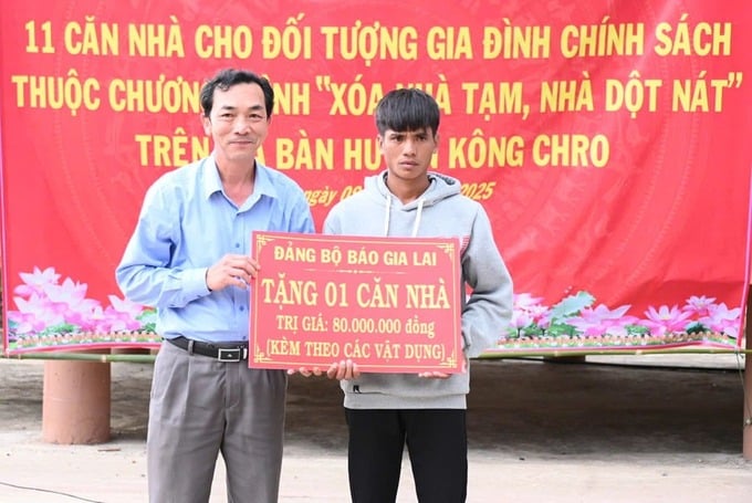 Ông Lương Văn Danh - Phó Tổng Biên tập Báo Gia Lai trao bản tượng trưng cho hộ gia đình anh Đinh Ngoan ở tổ dân phố Plei Pyang, thị trấn Kông Chro (Ảnh: Đ.T)