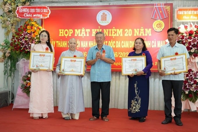 Các mạnh thường quân có nhiều đóng góp cho quỹ nạn nhân chất độc da cam/dioxin tỉnh được nhận giấy khen
