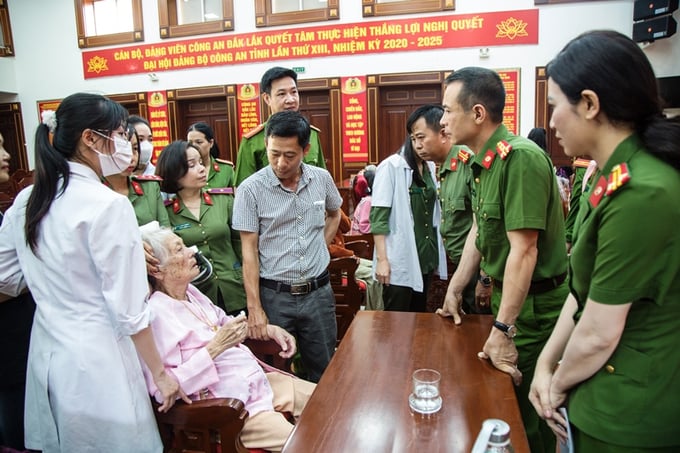 Lãnh đạo Cục Cảnh sát quản lý hành chính về trật tự xã hội và Công an tỉnh Đắk Lắk, các sở, ngành của tỉnh thăm hỏi, động viên các mẹ liệt sĩ