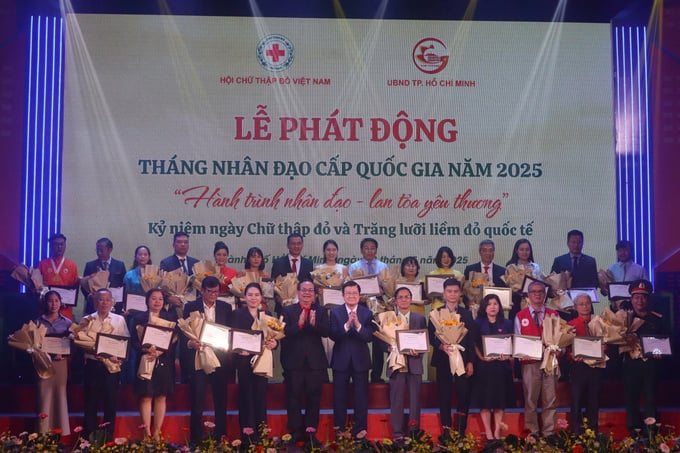 Các cá nhân và đơn vị được vinh danh tại lễ phát động