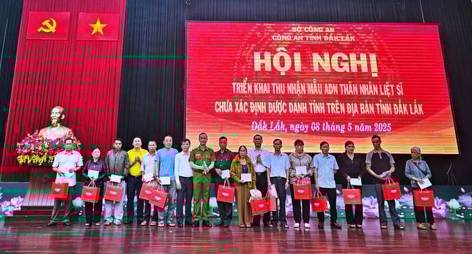 Lãnh đạo Công an tỉnh, Sở Nội vụ cùng đại diện Hội Doanh nhân tỉnh Đắk Lắk đã trao tặng những phần quà tri ân đến các mẹ liệt sĩ