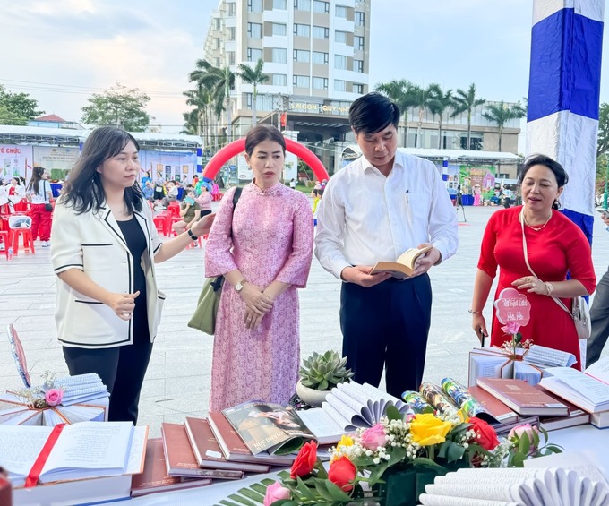 Ông Lâm Hải Giang - Phó Chủ tịch UBND tỉnh Bình Định thăm các gian hàng trưng bày sách và hoa.