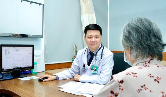 TS.BS Lương Cao Sơn thăm khám cho bệnh nhân (Ảnh: BVCC)