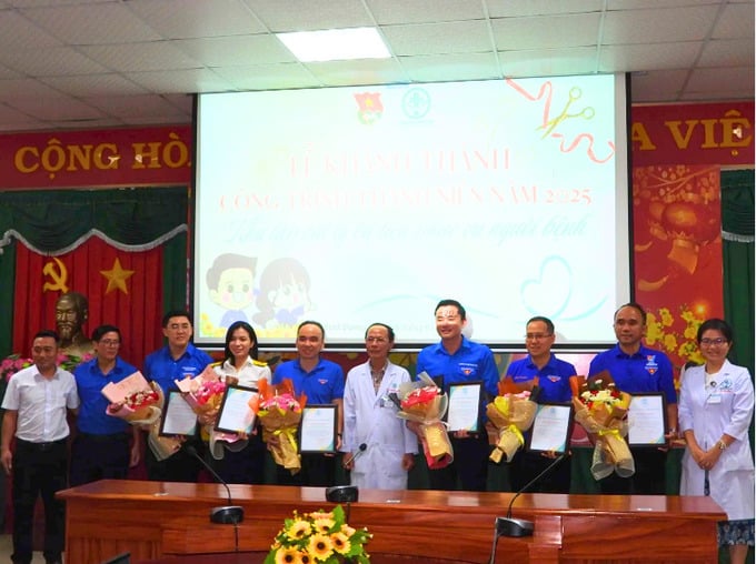 Lãnh đạo và Ban Chấp hành Đoàn cơ sở Bệnh viện Đa khoa tỉnh Bình Dương trao thư và hoa cảm ơn các cơ sở Đoàn bạn