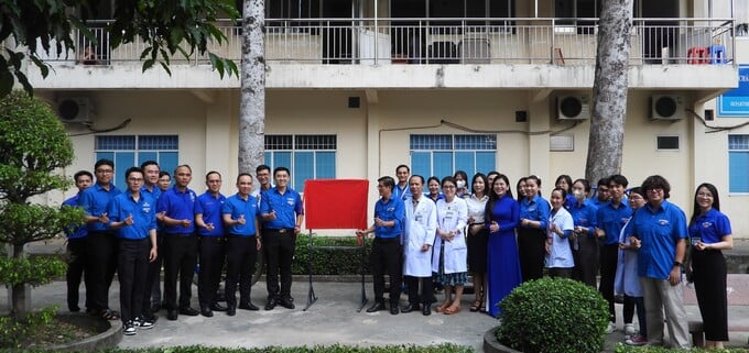Lãnh đạo Bệnh viện Đa khoa tỉnh Bình Dương và các Ban Chấp hành Đoàn cơ sở kéo băng khánh thành công trình thanh niên “Khu tập vật lý trị liệu ngoài trời phục vụ người bệnh”