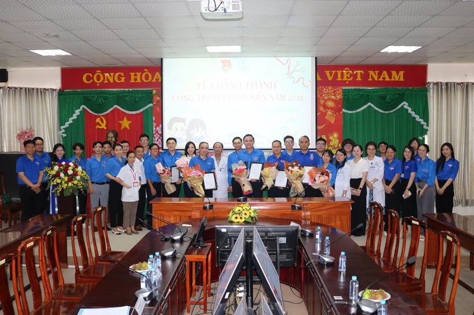 Lãnh đạo bệnh viện và đoàn viên của các cơ sở Đoàn bạn chụp ảnh lưu niệm