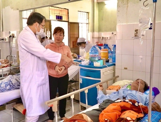 Bác sĩ thăm khám cho bệnh nhân tại Khoa Nội thần kinh, Bệnh viện Đa khoa Cà Mau