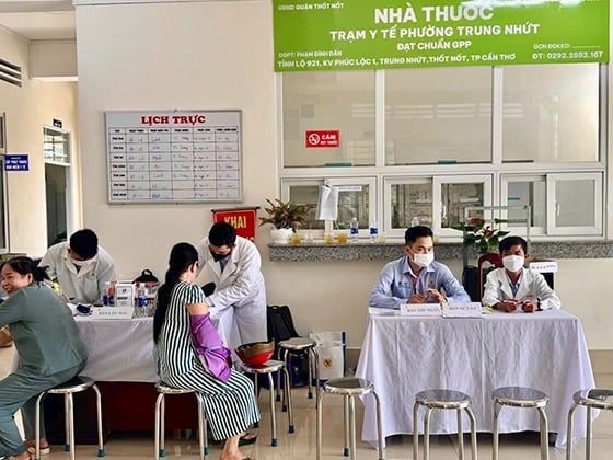 Người dân đăng ký chờ khám
