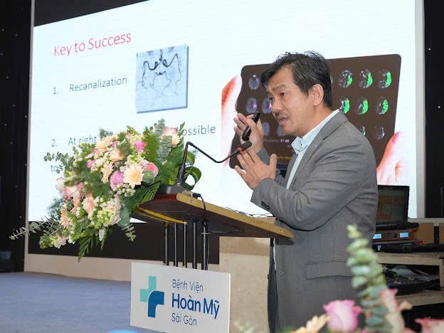PGS.TS.BS Nguyễn Huy Thắng – Phó Chủ tịch Hội Đột quỵ Việt Nam, Chủ tịch Hội Đột quỵ TP. HCM báo cáo tại hội thảo