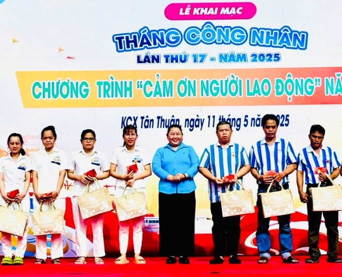 Bà Lê Thị Kim Thuý - Phó Chủ tịch Liên đoàn Lao động Thành phố trao quà đến công nhân lao động tại chương trình “Cảm ơn người lao động”