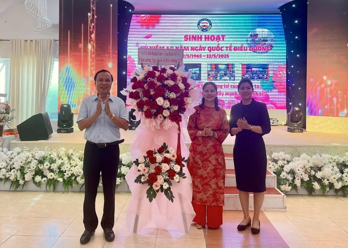 TS.BS Mai Văn Mười - Giám đốc Sở Y tế tỉnh tặng hoa chúc mừng Sinh hoạt Kỷ niệm 60 năm ngày Quốc tế Điều Dưỡng (12/5/1965 – 12/5/2025)