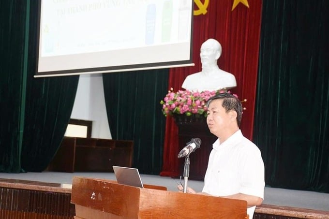 Ông Phạm Quốc Đăng - Phó Giám đốc Sở Nông nghiệp và Môi trường tỉnh báo cáo tại hội nghị