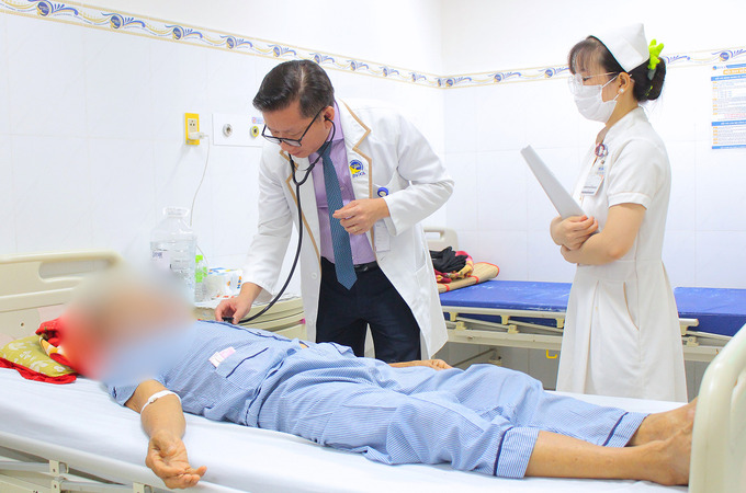 Bác sĩ thăm khám cho bệnh nhân (Ảnh: BVCC)