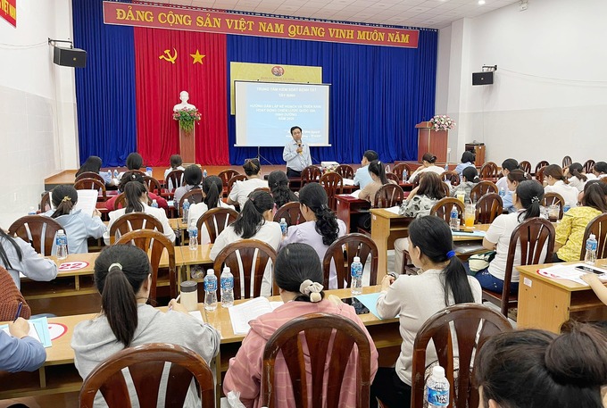 Bác sĩ Lê Văn Lất - Phó Giám đốc Trung tâm Kiểm soát bệnh tật tỉnh Tây Ninh phát biểu chỉ đạo tại lớp tập huấn.