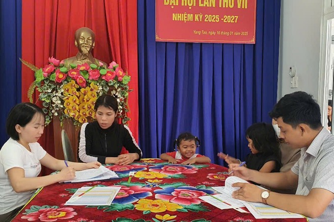 Nhân viên y tế thực hiện công tác thu thập thông tin, phỏng vấn bà mẹ nuôi con nhỏ (ảnh: Vi Huệ)