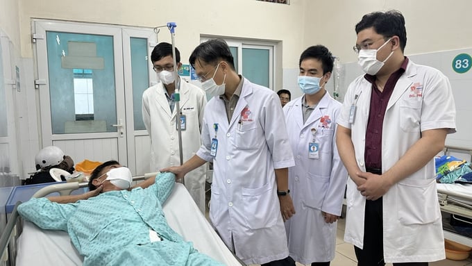 BS.CKII Nguyễn Phúc Minh và các bác sĩ trong khoa thăm bệnh nhân (Ảnh: BVCC)