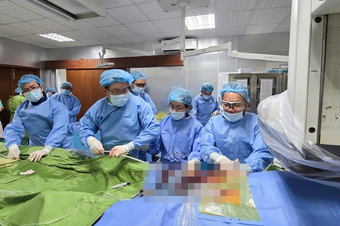 Các bác sĩ Bệnh viện Thống Nhất (TP.HCM) thực hiện thay van động mạch chủ qua da (TAVI) cho nữ bệnh nhân (Ảnh: BVCC)