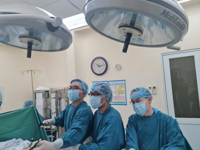 Ekip thực hiện kỹ thuật nội soi ngực hỗ trợ video qua một lỗ (VATS single port) để cắt tuyến ức mở rộng cho bệnh nhân (Ảnh: BVCC)
