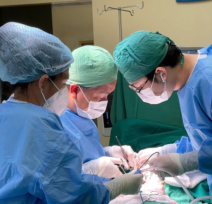 Ê-kíp bác sĩ tiến hành phẫu thuật lấy sỏi thận phải cho nữ bệnh nhân (Ảnh: BVCC)