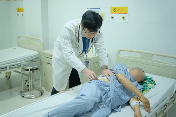 Bác sĩ thăm khám cho bệnh nhân (Ảnh: BVCC)