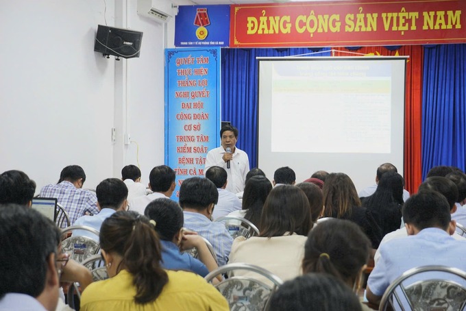 Báo cáo viên lưu ý cán bộ y tế một số điểm mới trong triển khai hoạt động tiêm chủng