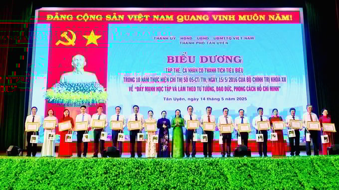 Ban Thường vụ Thành ủy và UBND Thành phố đã biểu dương, khen thưởng 41 tập thể và 85 cá nhân có thành tích xuất sắc tiêu biểu