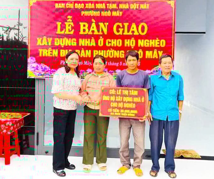 Bà Lê Thị Tâm (thứ 2 từ trái sang, tổ 4, phường Ngô Mây) ủng hộ kinh phí cho chương trình xóa nhà tạm, nhà dột nát (Ảnh: A.P)