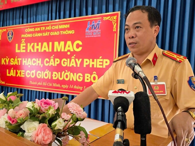 Thượng tá Trần Trung Hiếu phát biểu tại buổi lễ khai mạc kỳ thi sát hạch cấp GPLX