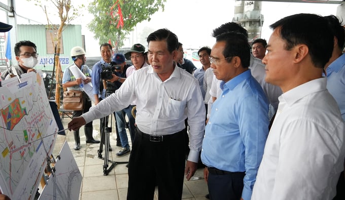 Chủ tịch UBND TP. HCM Nguyễn Văn Được, Phó Chủ tịch UBND TP. HCM Bùi Xuân Cường nghe ông Lương Minh Phúc, Giám đốc Ban Giao thông báo cáo tiến độ dự án Vành đai 3 TP. HCM