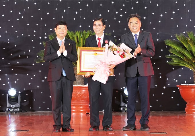 Thừa ủy quyền của Chủ tịch nước, lãnh đạo tỉnh trao tặng Huân chương Lao động hạng Nhì cho 01 cá nhân