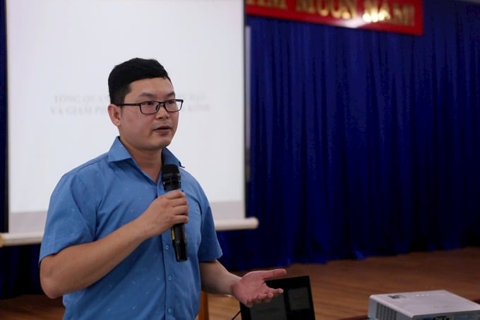 Báo cáo viên phổ biến các nội dung liên quan về biến đổi khí hậu, quy định kiểm kê khí nhà kính
