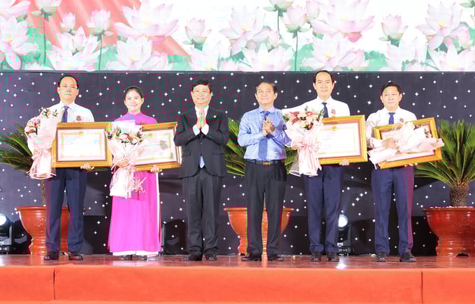 Thừa ủy quyền của Chủ tịch nước, lãnh đạo tỉnh trao tặng Huân chương Lao động hạng Ba cho 5 cá nhân