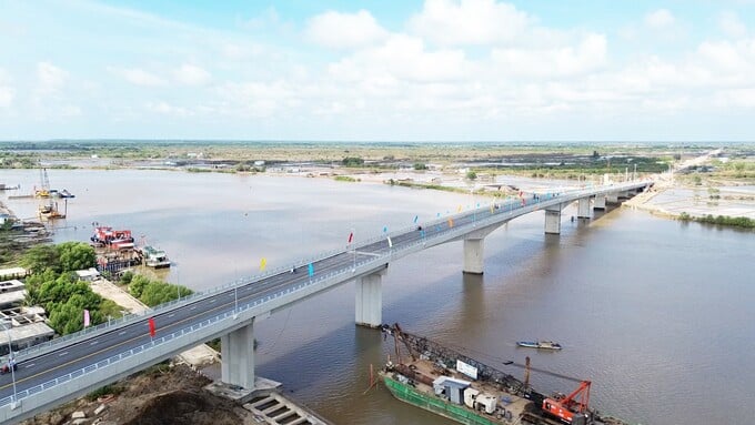 Cầu Gành Hào nối Đông Hải (Bạc Liêu) với Đầm Dơi (Cà Mau)