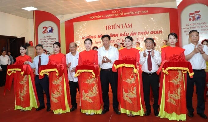Thứ trưởng Bộ Y tế Đỗ Xuân Tuyên cùng các đại biểu cắt băng khai trương triển lãm “Những hình ảnh dấu ấn thời gian - Tinh hoa y, dược cổ truyền Việt Nam