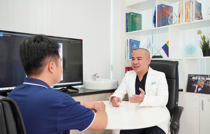 TS.BS.CK2 Trà Anh Duy thăm khám và tư vấn cho bệnh nhân (Ảnh: Men's Health)