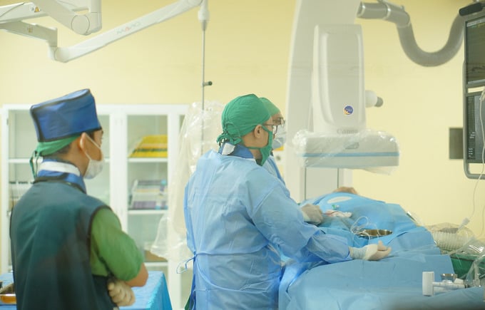 Ê-kíp bác sĩ nhanh chóng tiến hành đặt stent, tái thông dòng máu cho bệnh nhân (Ảnh: BVCC)