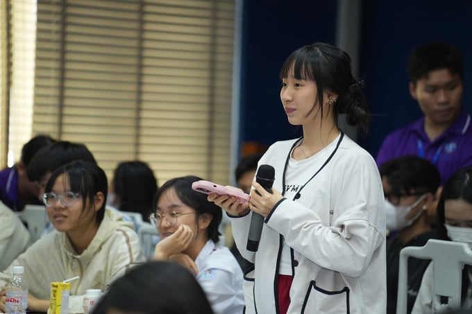 Các bạn học sinh được nhà trường giải đáp những thắc mắc về phương thức tuyển sinh
