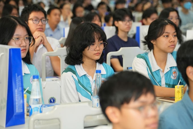 Hon-300-hoc-sinh-trai-nghiem-mot-ngay-lam-sinh-vien-ulaw-2