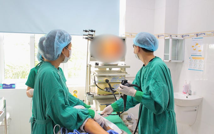 Các bác sĩ nội soi gắp dị vật cho bệnh nhân (Ảnh: BVCC)