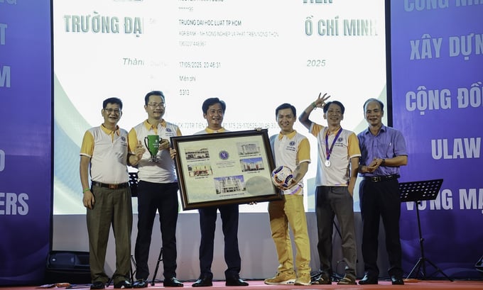 Đấu giá thành công vật phẩm Bức tranh gạo các cơ sở của Nhà trường qua từng thời kỳ
