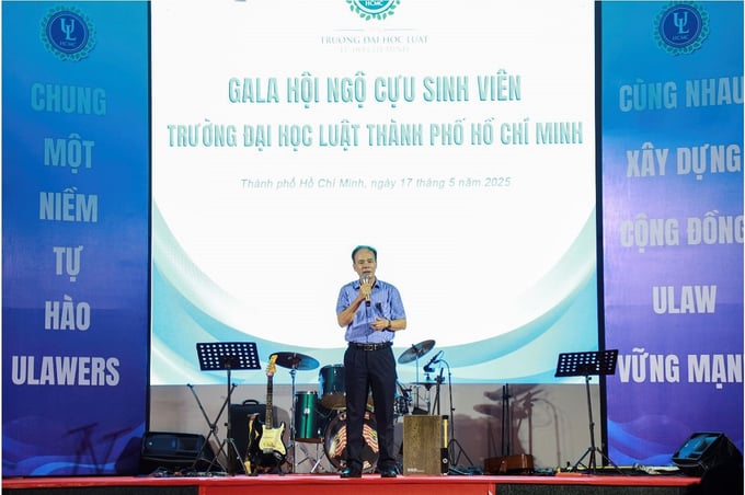 PGS.TS. Vũ Văn Nhiêm – Bí thư đảng ủy, Chủ tịch Hội đồng Trường Đại học Luật TP.HCM phát biểu mở đầu đêm Gala