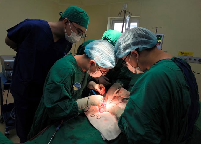Các bác sĩ phẫu thuật cắt toàn bộ dương vật (Ảnh: BVCC)