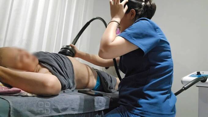 Một khách hàng đang sử dụng dịch vụ tại cơ sở Hoàng Quốc Việt
