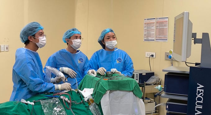 E-kip mổ nội soi lấy trọn khối u qua đường mũi (Ảnh: BVCC)