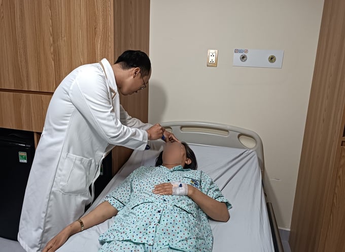 Bác sĩ kiểm tra thị lực cho bệnh nhân (Ảnh: BVCC)